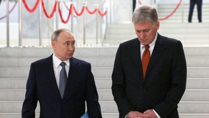 Le président russe Vladimir Poutine et le porte-parole du Kremlin, Dmitri Peskov, dans la station de ski d'Igora, dans la région de Leningrad, le 26 décembre 2024. (GAVRIIL GRIGOROV / AFP)